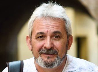 Homme-scaled-e1648921885871